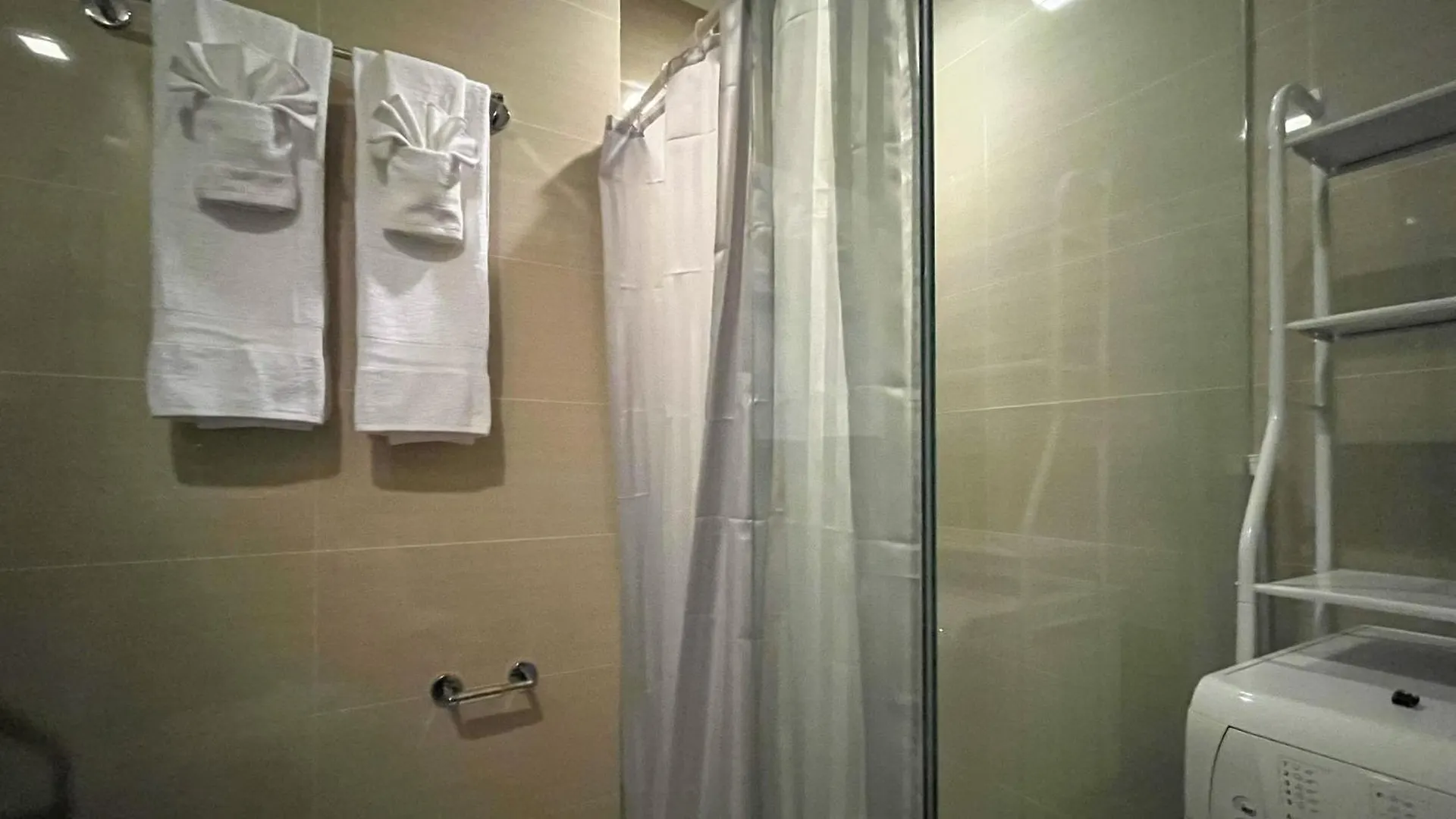 Full-Serviced Residential Apartment In One Uptown Residences, Bgc Manila Lägenhetshotell