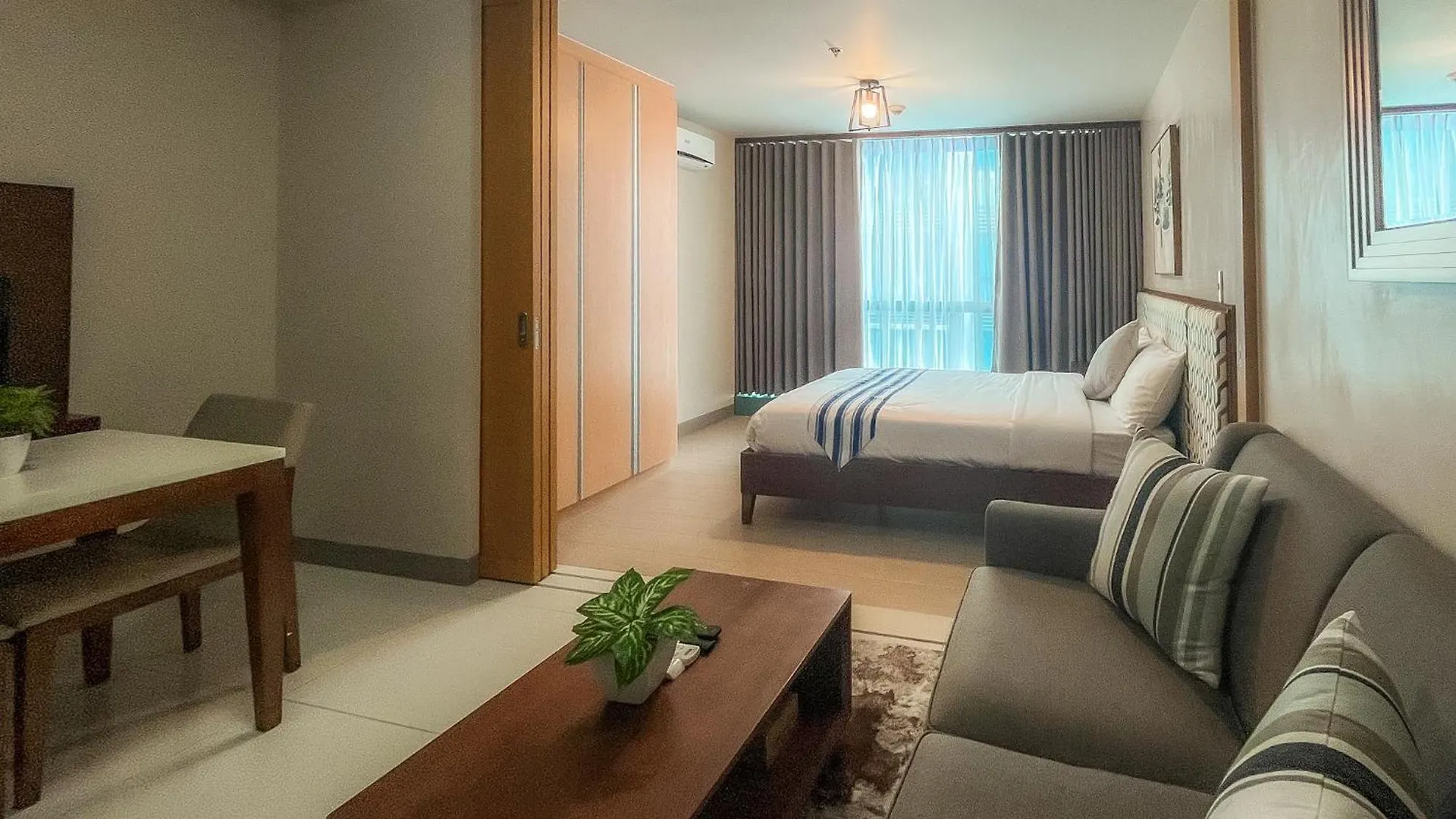 Full-Serviced Residential Apartment In One Uptown Residences, Bgc Manila Lägenhetshotell
